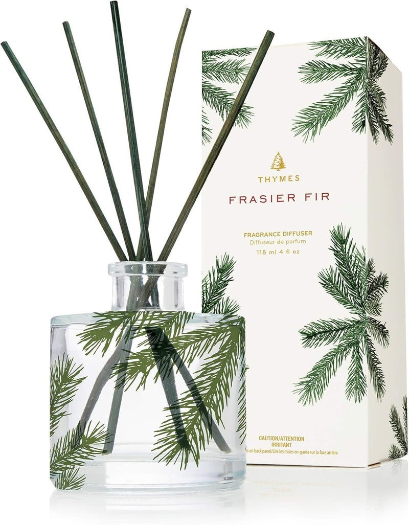 Thymes مجموعة معطر الهواء من ثايمز فريزر فير - تشمل القصب، زيت العطر، وزجاجة زجاجية مزججة - معطر زيت العطر - معطرات الغرف - ديكور منزلي فاخر - أخضر وشفاف (إبرة الصنوبر، 4 أونصة سائلة) - Image 1